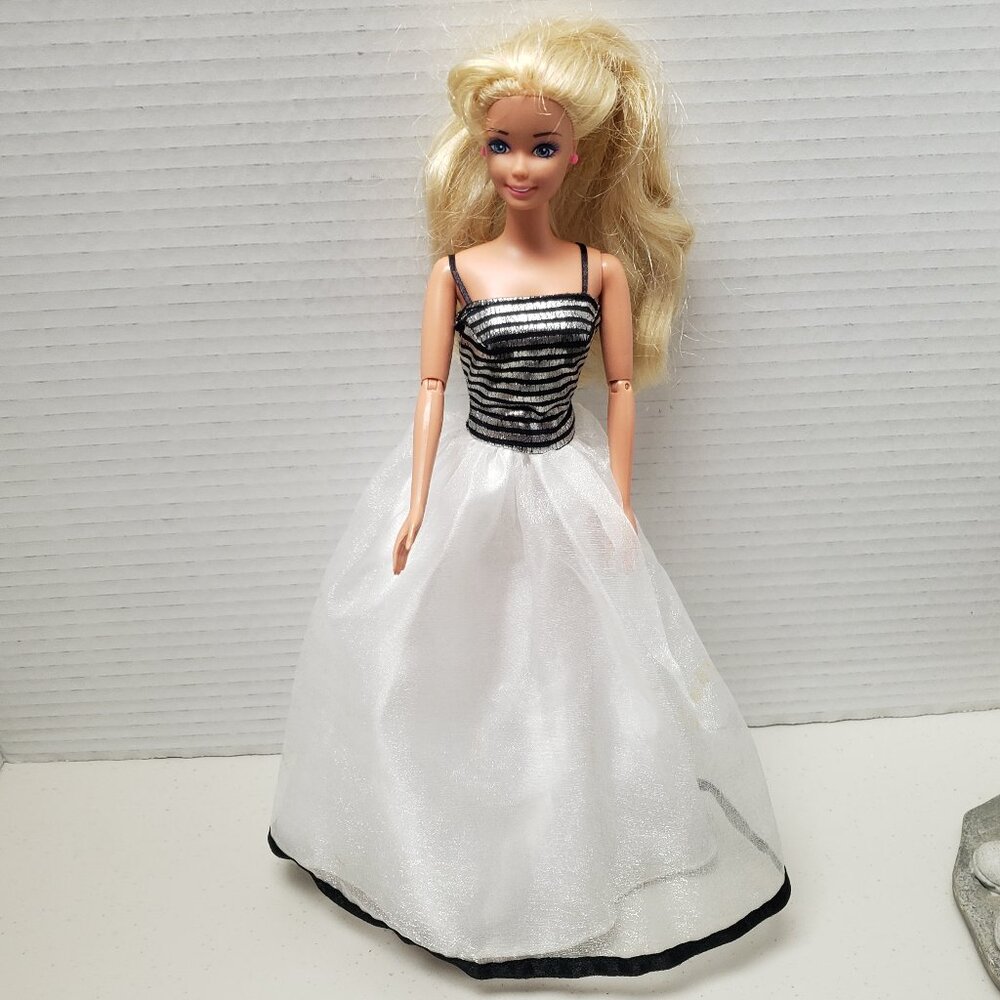 Barbie Articulated Doll In Fashion Avenue Dress